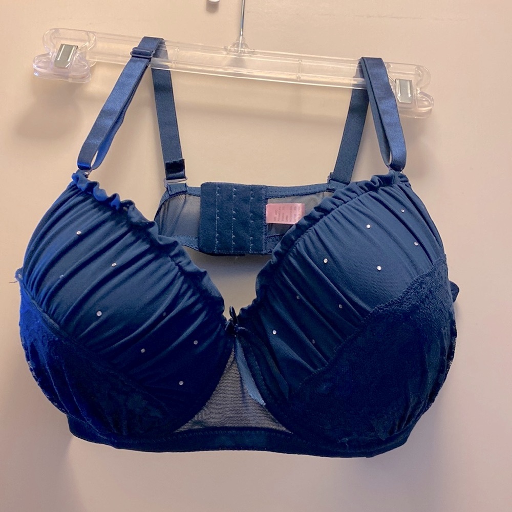 NWOT. Voluptuous navy, laced, sparkling bra.